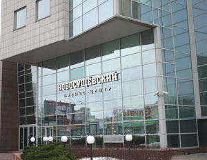 Входная группа бизнес-центра Новосущевский